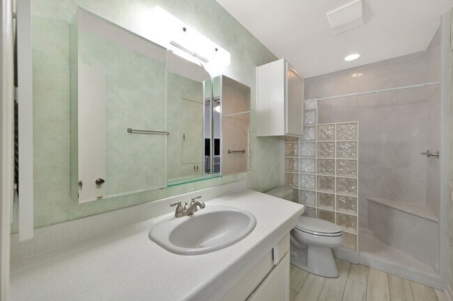 Building Photo - Fully Furnished 2 bedroom Lakefront with 1...