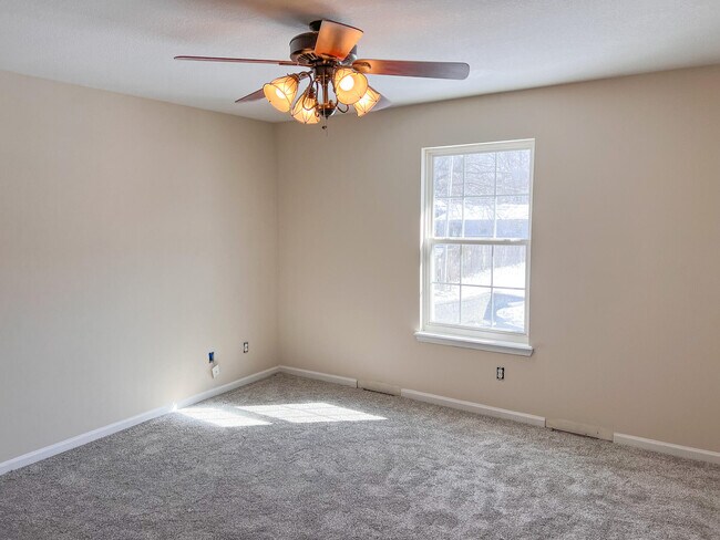 Building Photo - 1234 Evergreen Cir