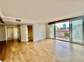 Building Photo - Stunning 2BD/2BA Condo in Downtown! With Parking and Washer/Dryer!