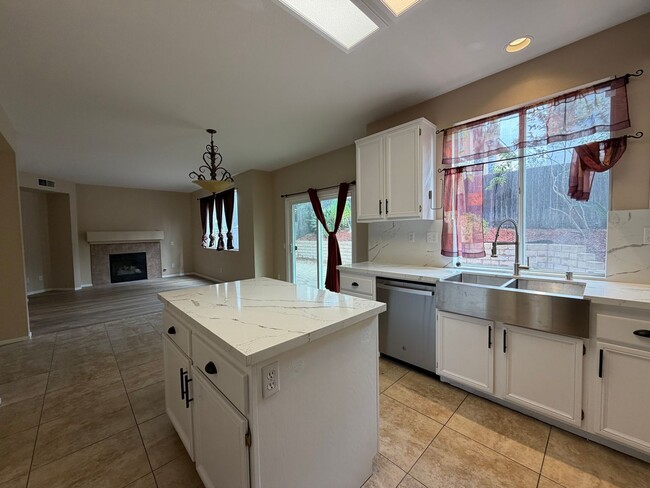 Building Photo - Move-In Ready 3 bedroom & 2.5 bathroom Home in the Gated Laurel Creek Community