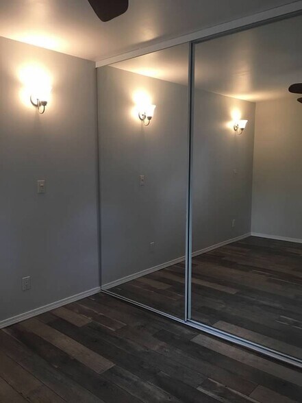 Mirror closet - 924 Shorewood Dr