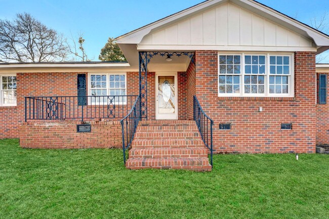 Building Photo - Charming Three Bedroom Home in Gray Court