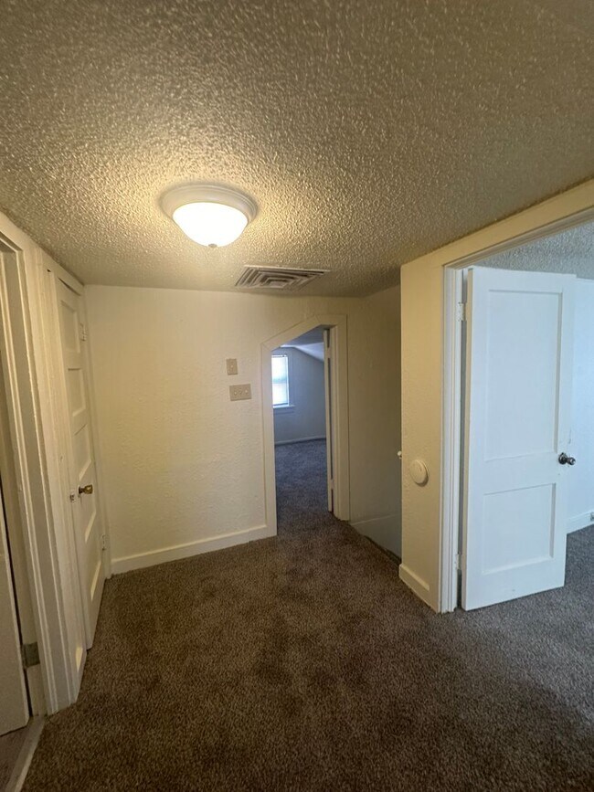 Building Photo - Spacious 4 Bedroom!