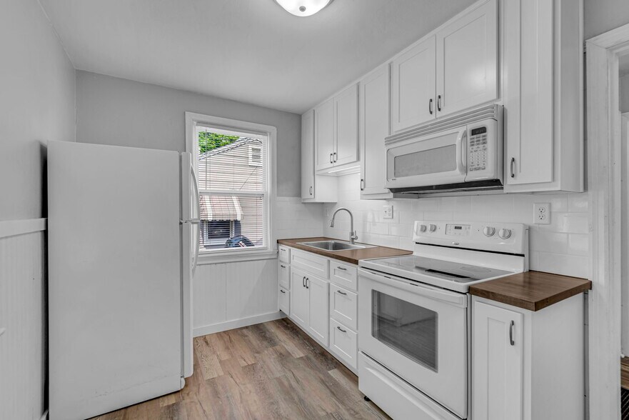 Kitchen - 9440 Kathlyn Dr