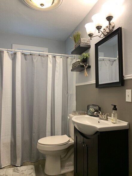 full bath with tub - 412 N 9th St