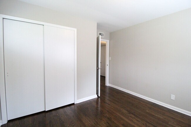 Building Photo - 3 Bedroom 1 Bath Home In Overland Park