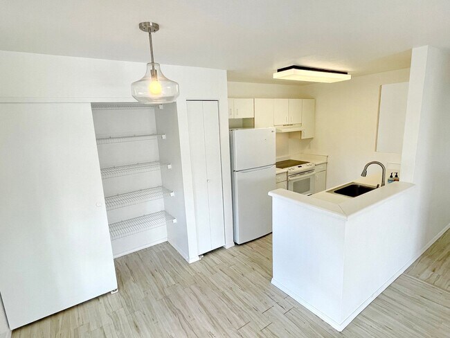 Building Photo - Top-Floor 2BR / 1.5BA Southpointe Condo – ...