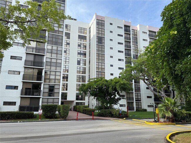 Primary Photo - 17021 N Bay Rd