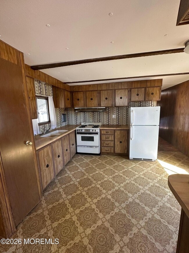 Building Photo - 20 Maplewood Dr