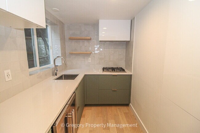 Building Photo - 604 9th Ave