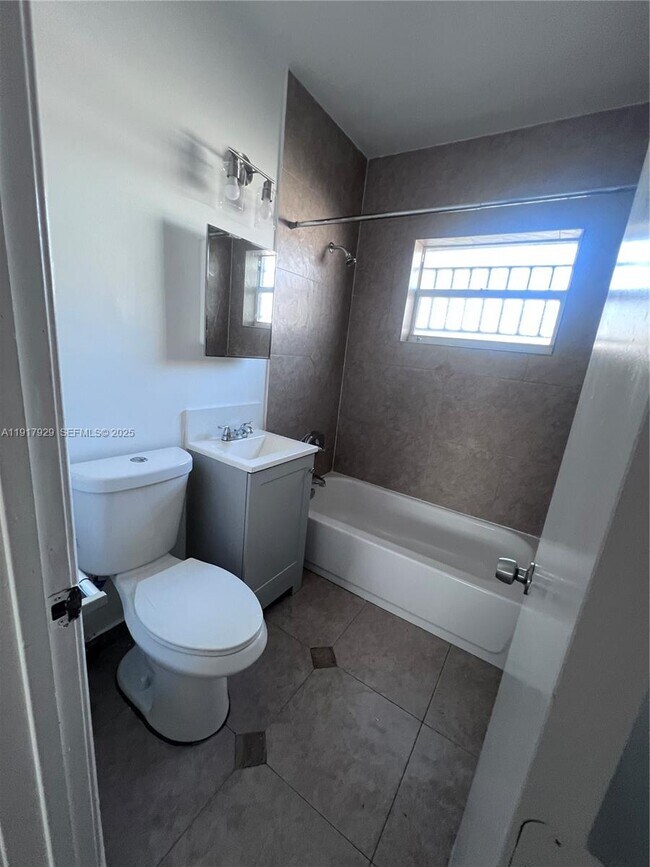 Building Photo - 1995 NE 167th St