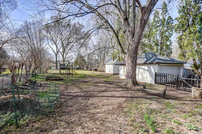 Building Photo - 513 Troy Dr