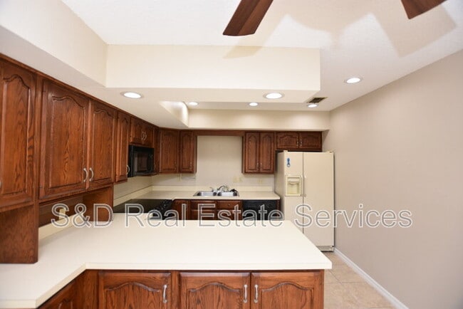 Building Photo - 637 Victoria Square Ln
