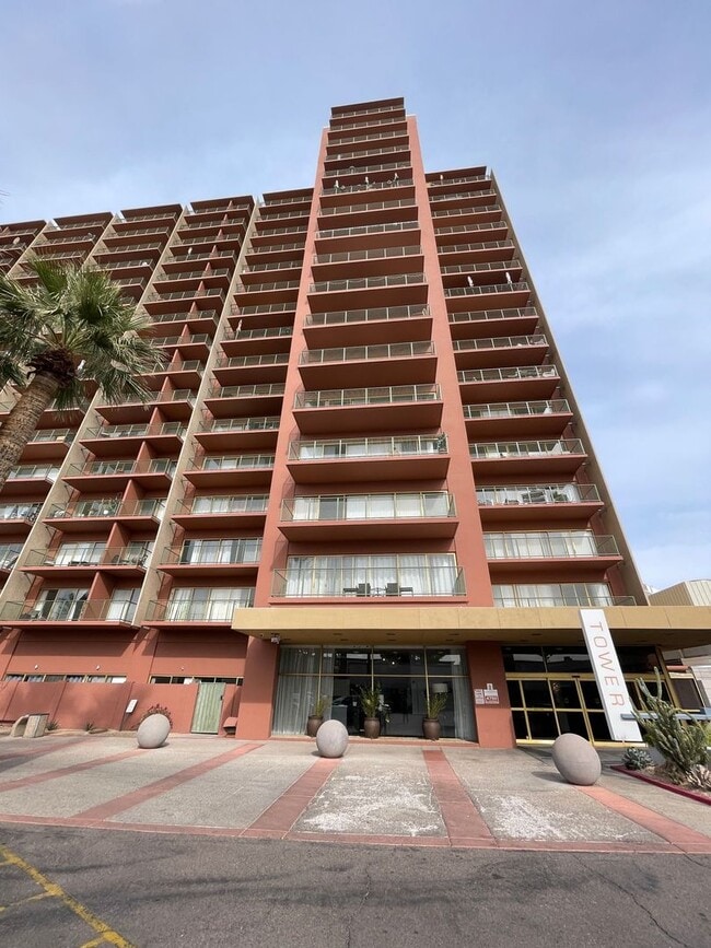 Building Photo - Studio in the Heart of Phoenix!