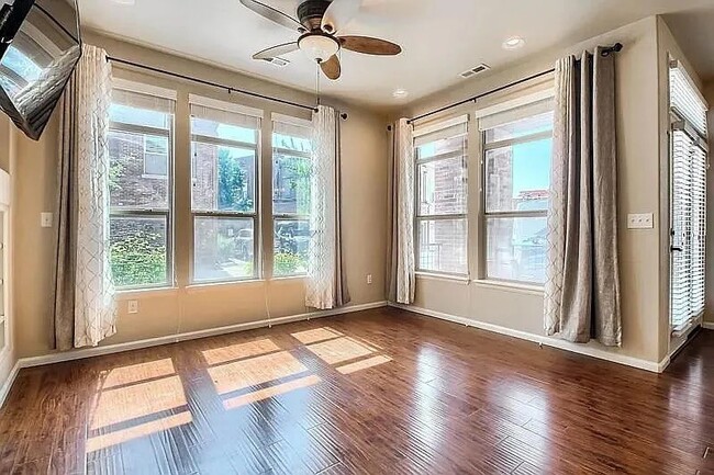 Building Photo - Beautiful 3 bedroom townhouse