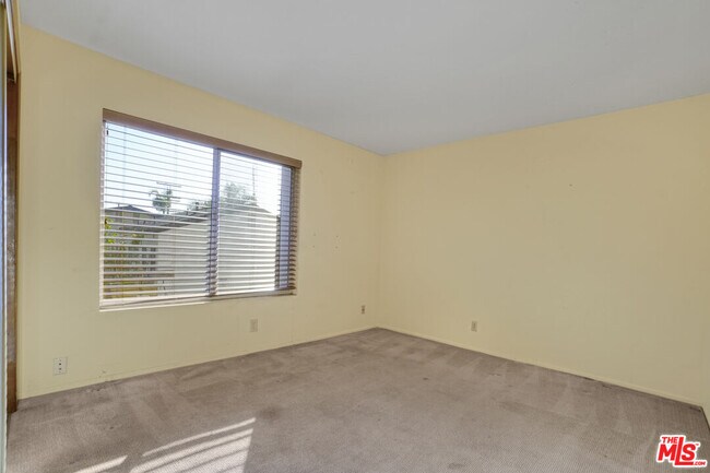 Building Photo - 364 Pershing Dr