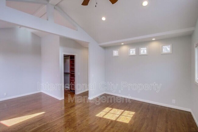 Building Photo - 387 Jasmine St