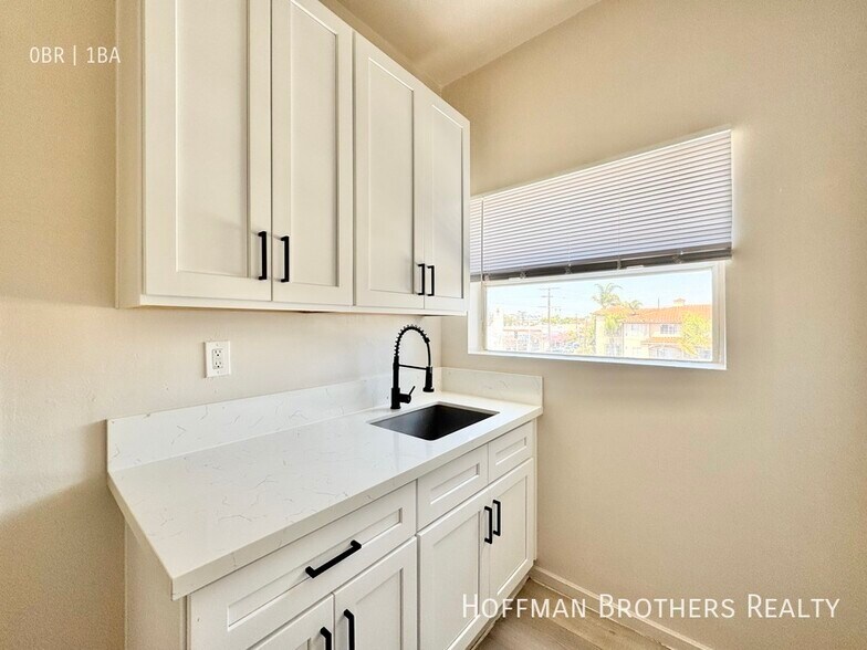 Building Photo - 1316 S Pacific Ave