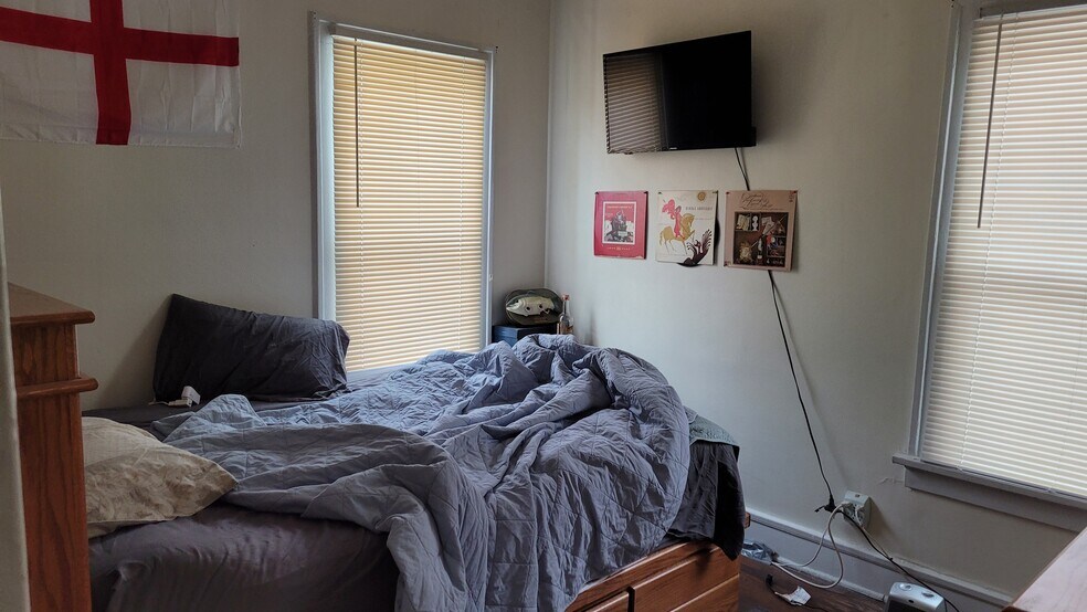 Building Photo - 3037 N. Downer Ave