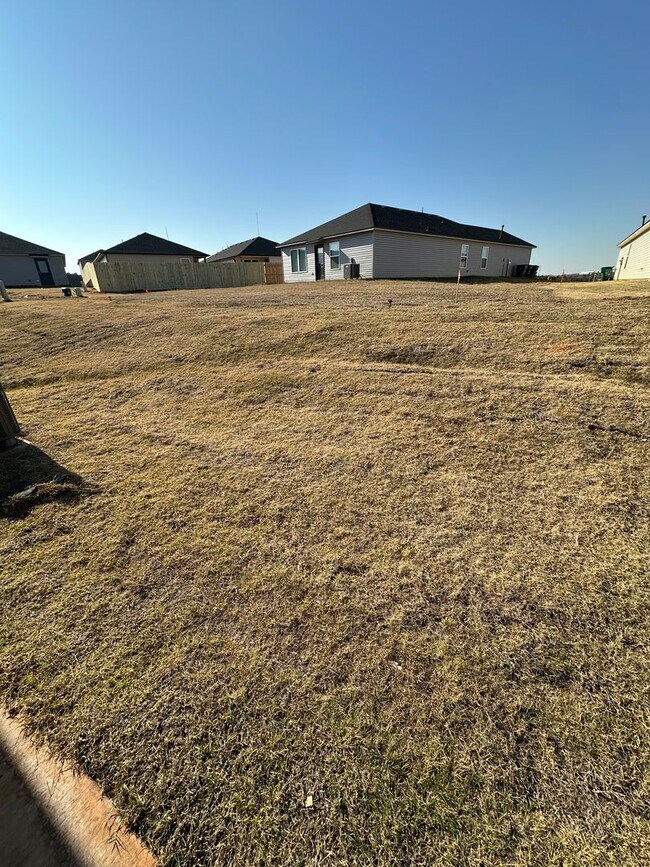 Building Photo - Pre-Leasing Now! Comfortable 3-Bedroom, 2-Bath Home in Shadow Valley
