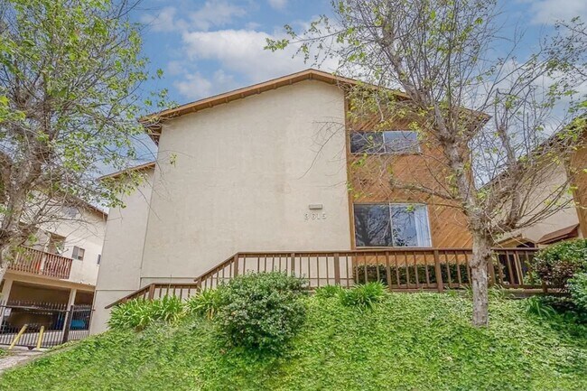 Building Photo - Spacious 2 Bedroom / 1.5 Bath Condominium ...