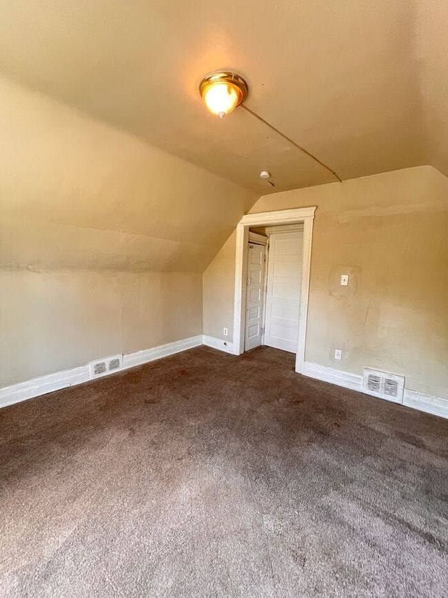 Building Photo - Cozy 2-Bedroom Apartment in Prime Location...