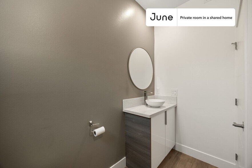 Building Photo - Room in Shared 4 bed/4 bath home