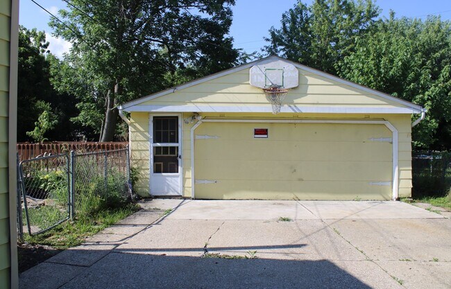 Building Photo - 4 bedroom/1 Bath Single Home!