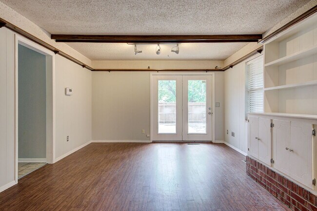 Building Photo - Rollingwood Beauty!