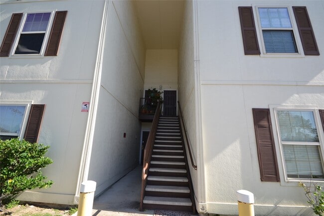 Building Photo - 304 Dell Ct