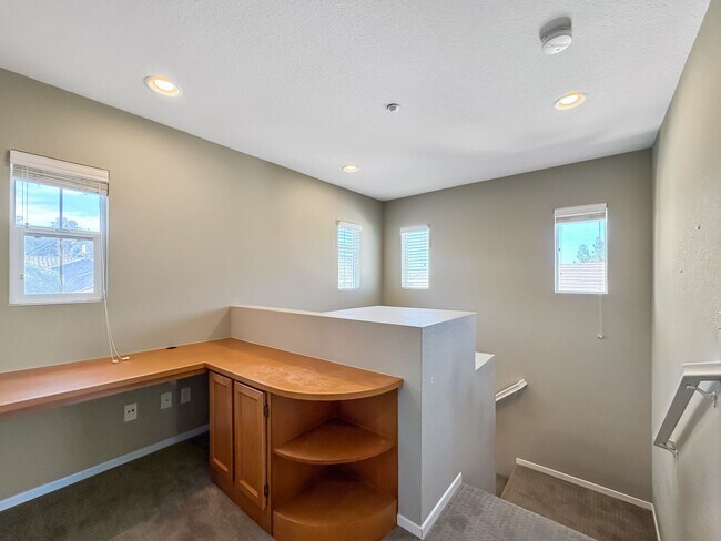Building Photo - Bright & Spacious 3B/3BA Home with Communi...