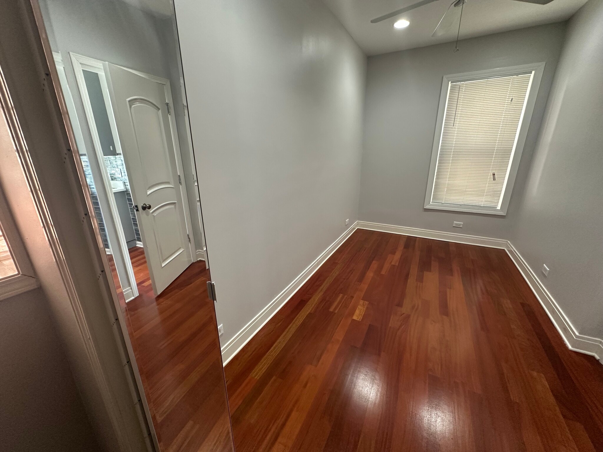 bedroom - 2216 W Belmont Ave