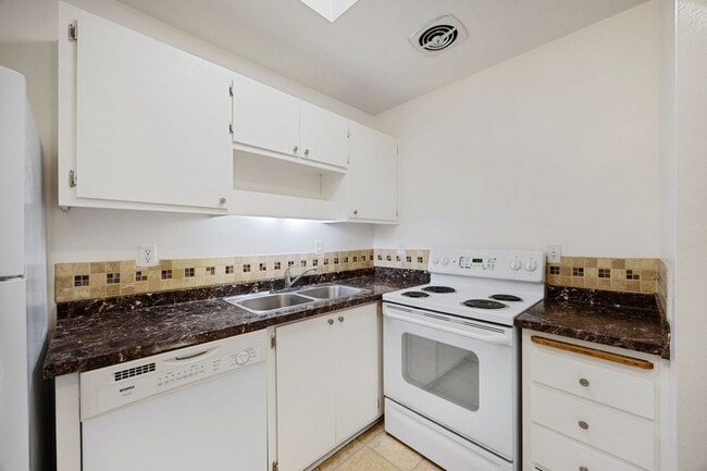 Building Photo - Delightful 1bed/1bath Condo located in the...