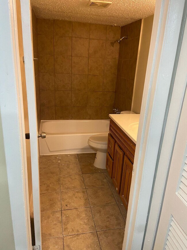 Building Photo - Cozy 2/1 Apartment, Move in Ready, Move in Special!