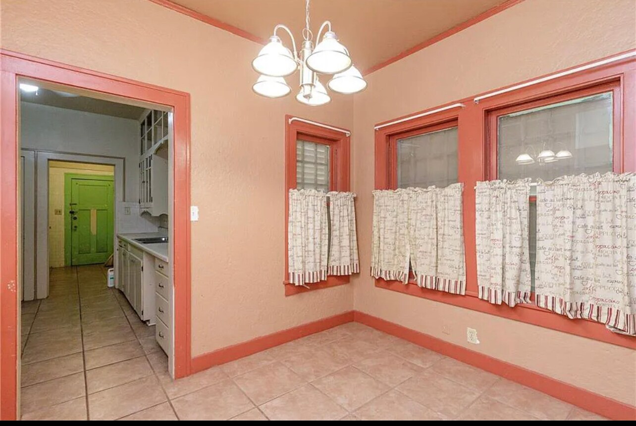 Kitchenette - 208 E Ligustrum Blvd