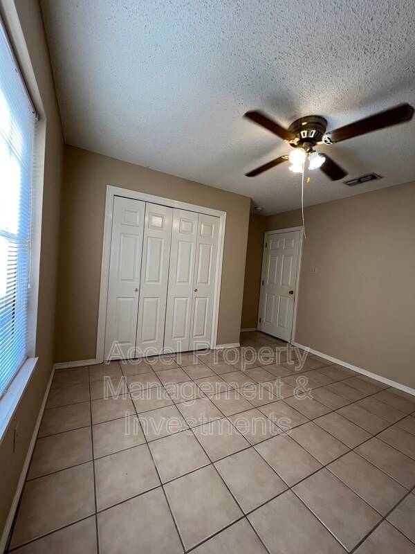 Building Photo - 2103 N Paradise Dr