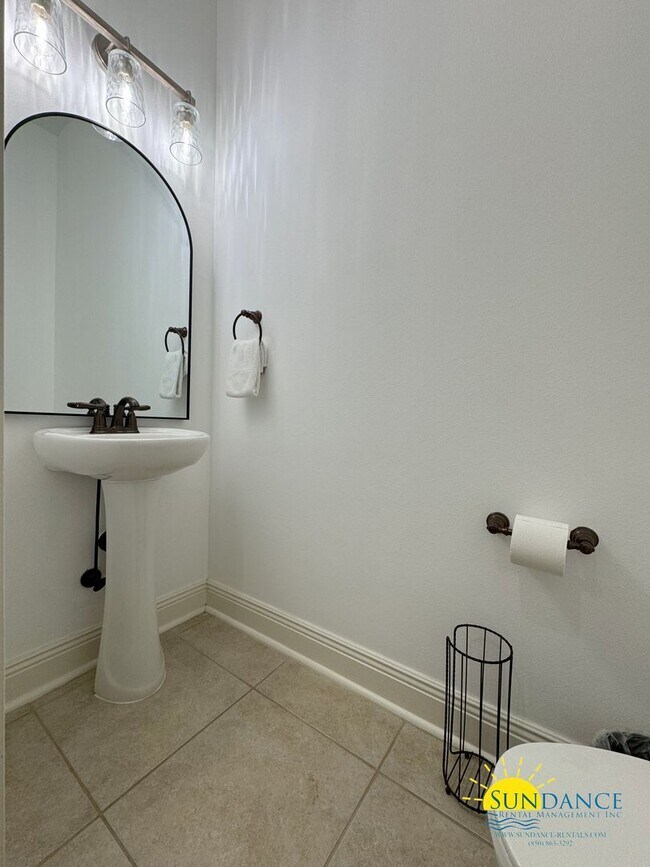 Building Photo - Exceptional Opportunity: Main Home plus Ga...