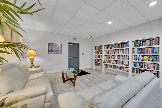 Building Photo - 405 N Ocean Blvd