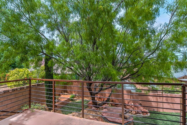 Building Photo - Gorgeous, Custom 4 bed, 3 bath Pet-Friendl...
