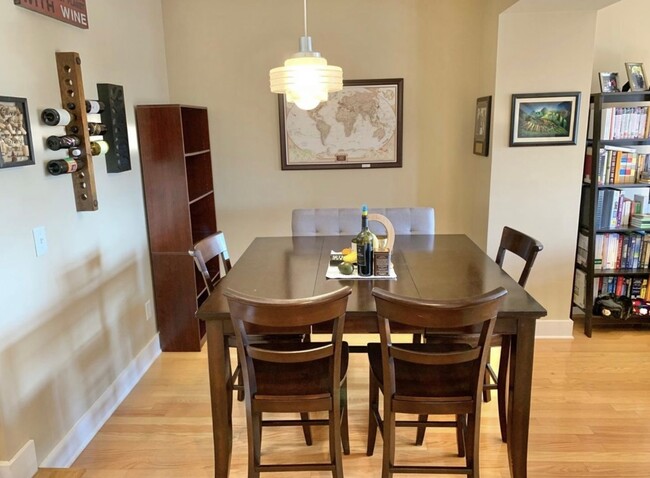 Building Photo - 2 BEDROOM 2.5 BATH TOWNHOME WITH DOWNTOWN ...