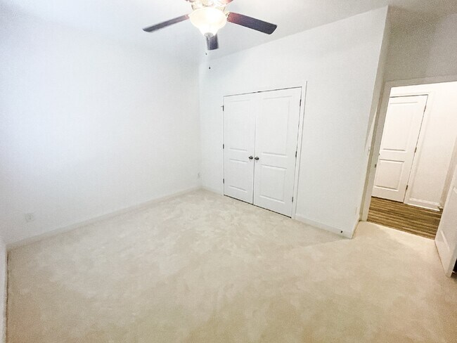 Building Photo - Pet Friendly End Unit Townhome