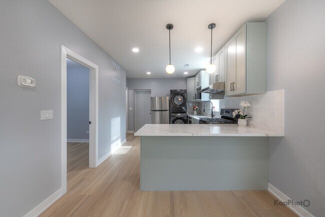 Building Photo - 2821 S Emerald Ave