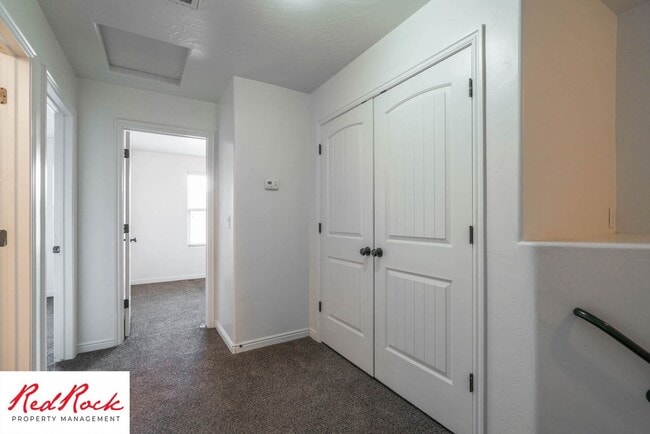 Building Photo - 3 Bedroom & 2.5 Bathroom & Dog Friendly!