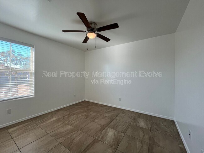 Building Photo - 10402 N 9th Ave