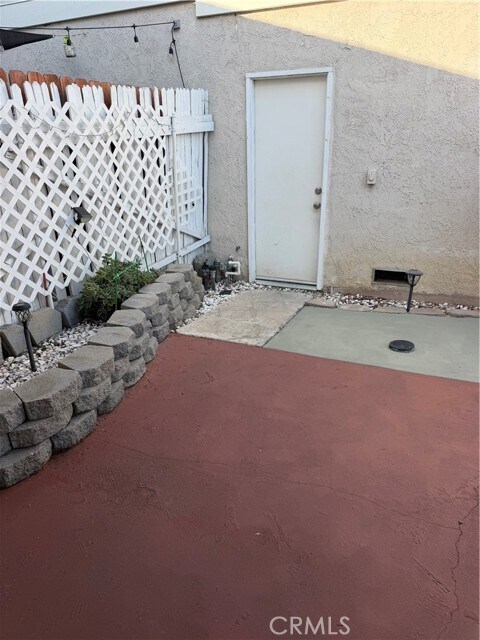 Building Photo - 1335 N Elderberry Ave