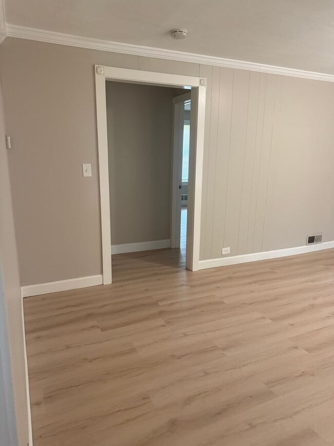 Building Photo - Adorable 4 Bed 1 bath Baldwinsville Cottage
