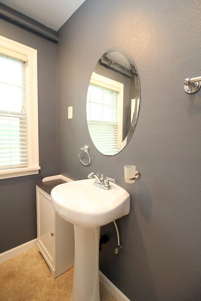 Building Photo - Upper Level Chasselton 1 Bedroom Condo in ...