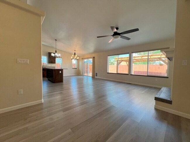Building Photo - Three Bedroom on the Golf Course in Fer...