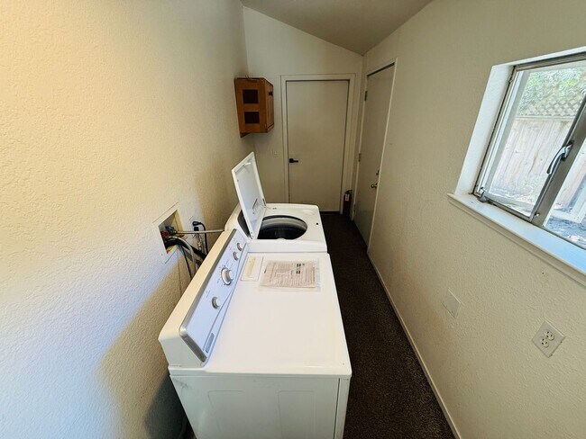 Building Photo - Pet Friendly 4 bed 2 bath house for rent at 1222. Jobs Peak