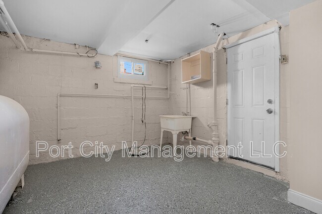 Building Photo - 419 Gusryan St